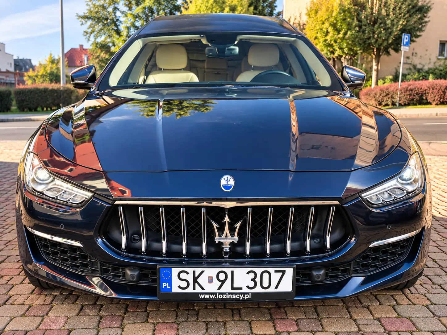 Przód czarnego karawanu Maserati Centrum Pogrzebowego B.R. Łozińscy