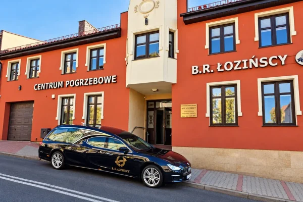 karawan przed zakładem pogrzebowym łozińscy