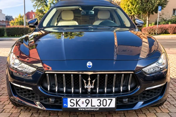 Przód czarnego karawanu Maserati Centrum Pogrzebowego B.R. Łozińscy